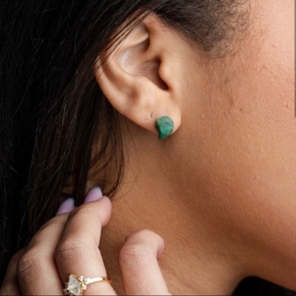 🆕 New Raw Emerald Crystal Stud Gemstone Earrings - Picture 3 of 9